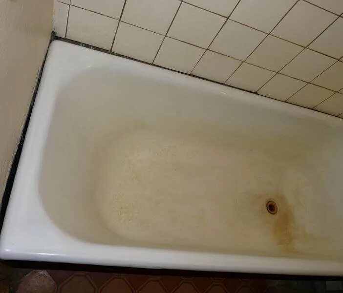 старые эмалированные ванны. полная ванна воды. демонтаж ванны. ванна с водой. советская ванная комната.