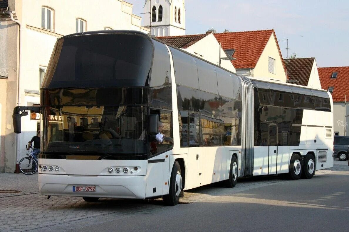 Самый большой автобус в мире. Автобус neoplan jumbocruiser. neoplan n138. neoplan 138. неоплан автобус двухэтажный сочлененный.