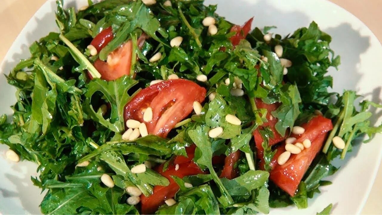 Руккола моцарелла черри. С руколой салат рукколой. С руколой салат рукколой. С руколой салат рукколой. Салат с руколой и помидорами черри.