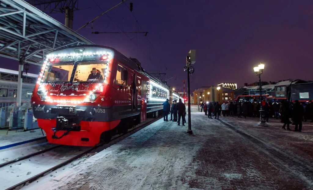 Новый год в поезде. Новогодний поезд. Новогодний электропоезд. Новые электрички.