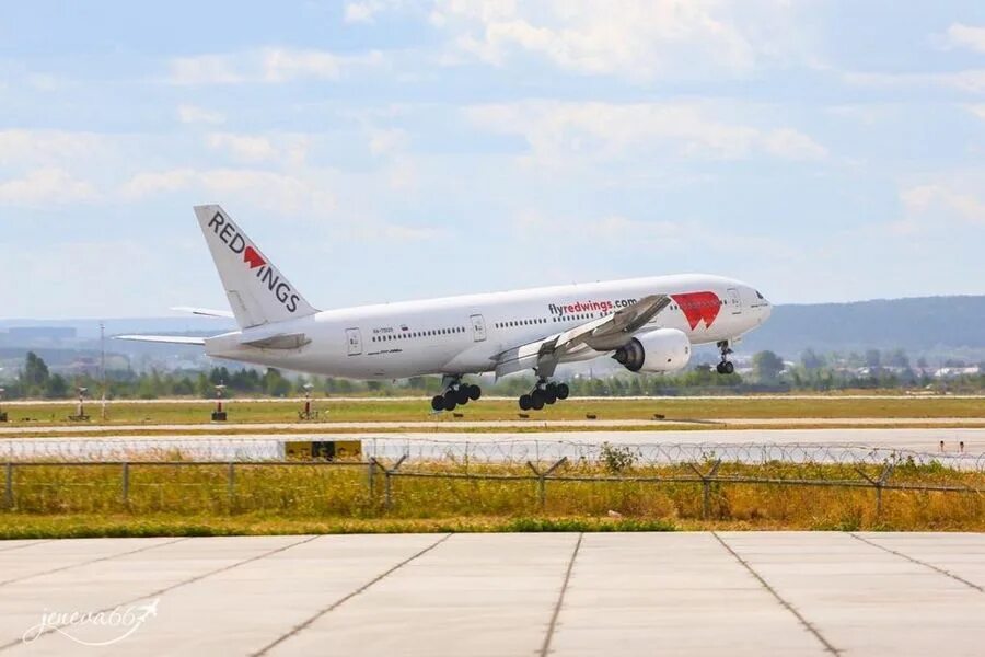 Red wings домодедово. Ред вингс самолеты. самолёт red wings 777. боинг 737 ред вингс.