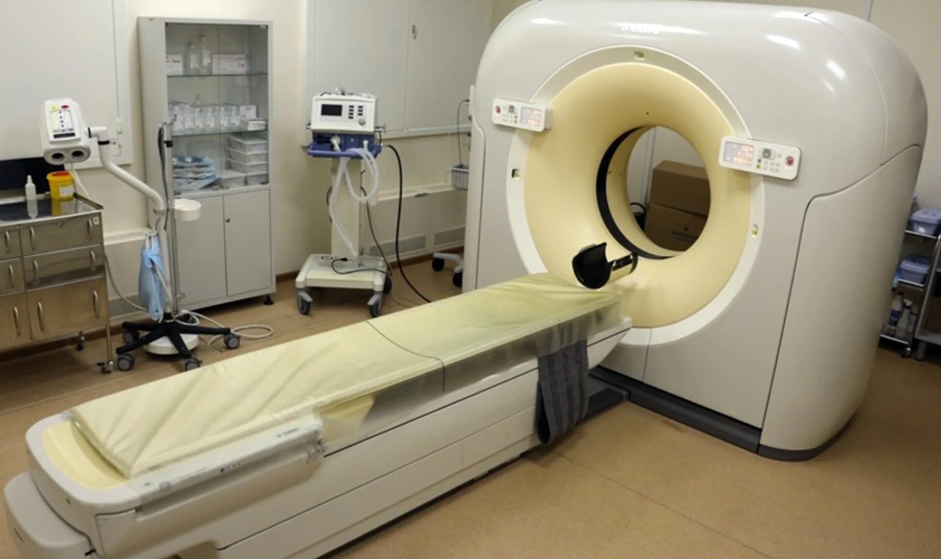 Кт в поликлинике. Кт в оренбурге. Клиника эксперт мрт. Томография оренбургский тракт 131. Аппарат кт фото.