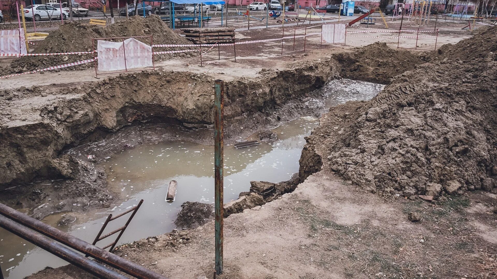 Ремонт теплосетей. Когда дадут воду в центре ростова. Когда дадут воду в центре ростова. Ростовские тепловые сети. Ремонт теплотрассы.