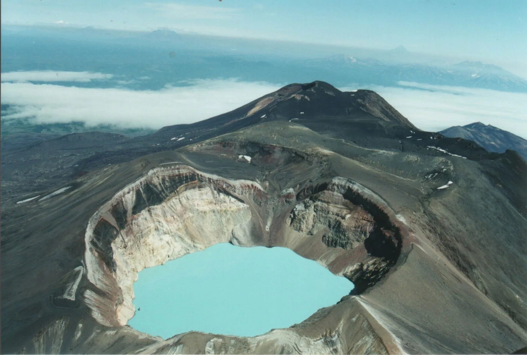 Малый семячик кислотное озеро в вулкане. Озеро малый семячик, камчатка. Вулкан малый семячик камчатка. Малый семячик кислотное озеро в вулкане. Озеро малый семячик.