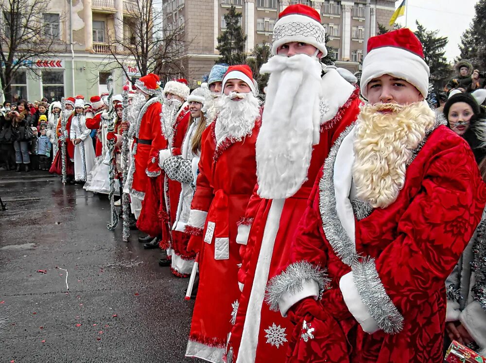 , г. Много дедов морозов и снегурочек. Новый год город ждет. Новый год город ждет. Открытие катка на площади владивостока.