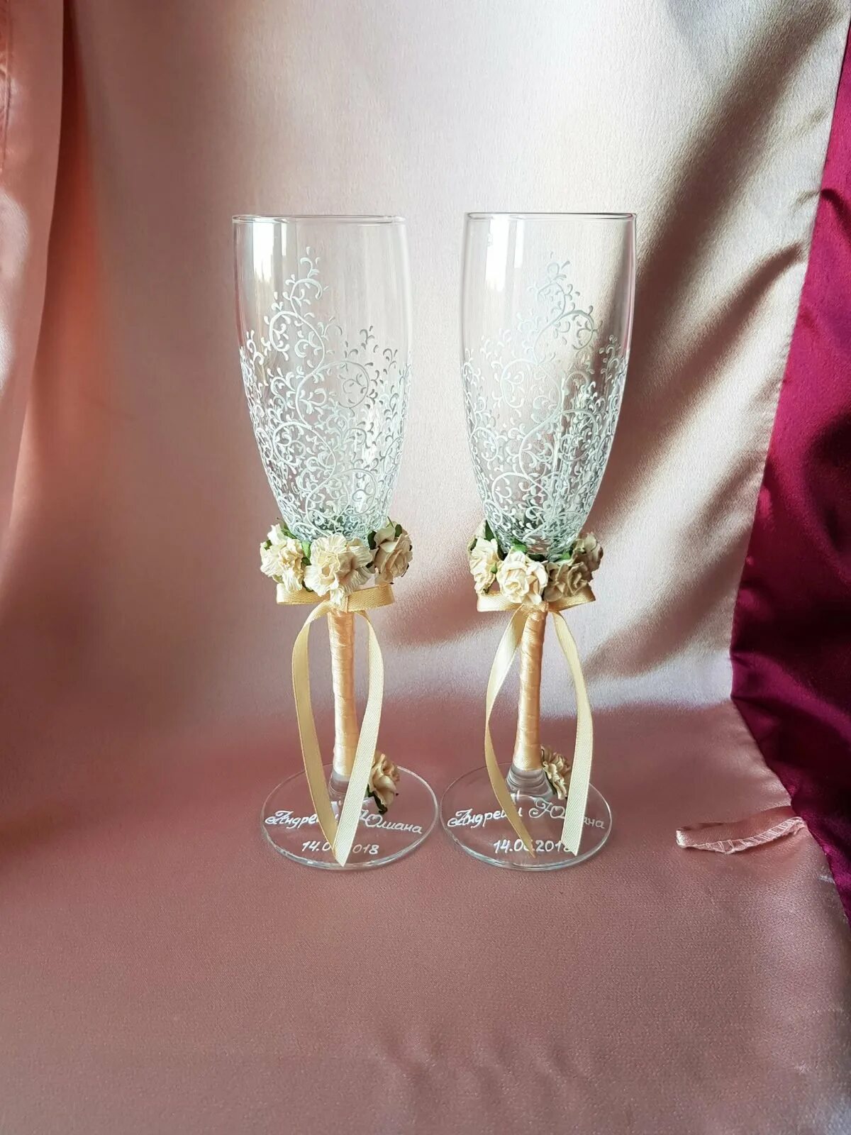 бокалы на свадьбу молодоженам. фужеры на свадьбу. украшение бокалов на свадьбу. украсить бокалы на свадьбу. свадебные бокалы крафт.