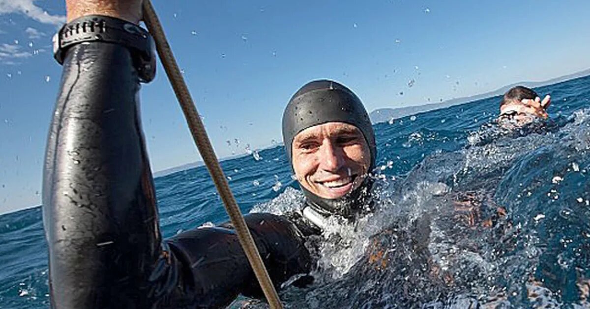 Спортсмен занимающийся дайвингом погрузился в воду 110. Гийом Нери рекорды. Рекорд ныряния без акваланга. Рекорд погружения под воду. Самое глубокое погружение без акваланга.