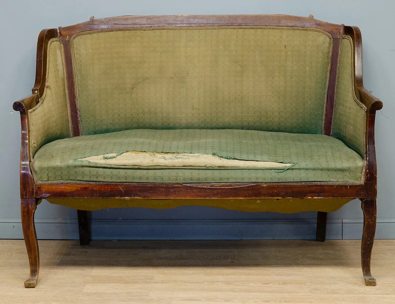 Старина диван. Старинный диванчик. Антикварный диван. Софа старинная. Диван 19 века.