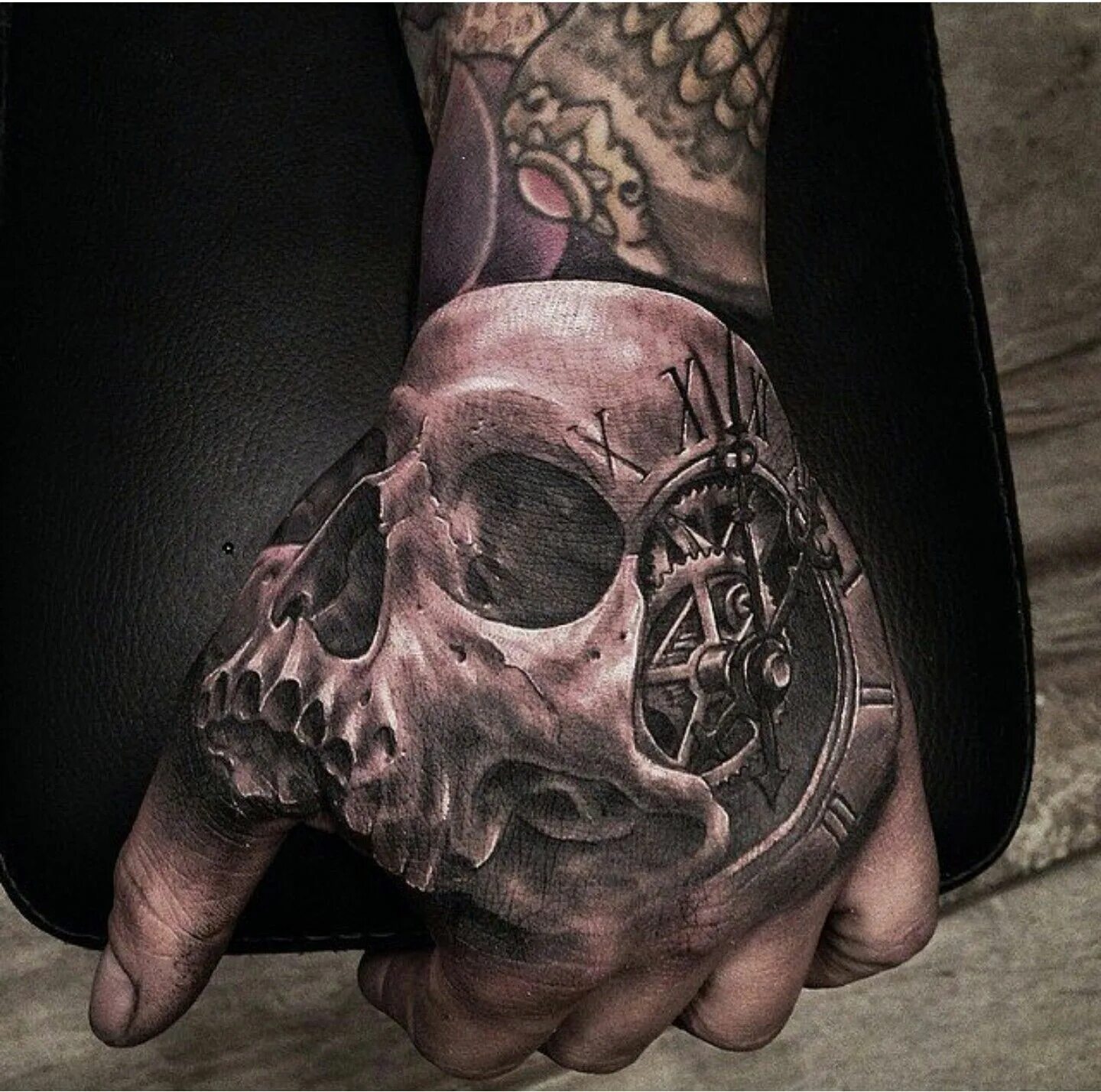 Skull hand. Кисть скелета вектор. Скелет руки. Кисть скелета эскиз. Скелет кисти.