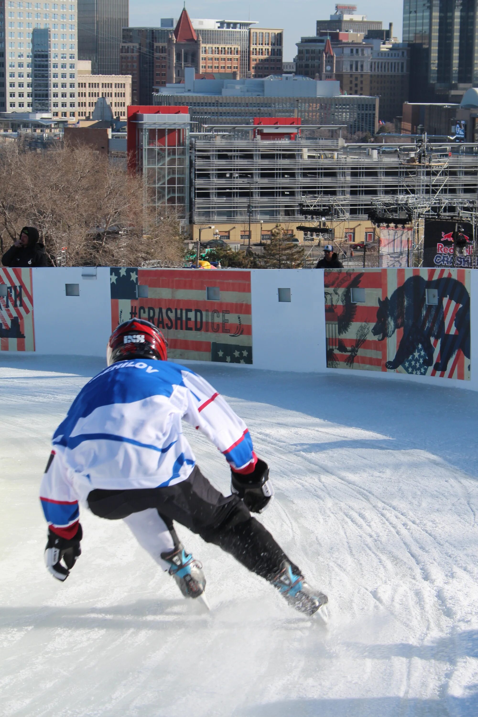 Айс кросс даунхилл. Red bull crashed Ice. Ice Cross Downhill трасса. Скоростной спуск на коньках.