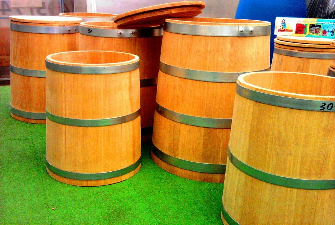 яблоки моченые на руси в дубовой бочке. деревянная емкость цилиндрической формы. емкость из деревянных дощечек, обтянутая металлическими обручами. дубовые бочки кадушки. деревянная емкость цилиндрической формы.