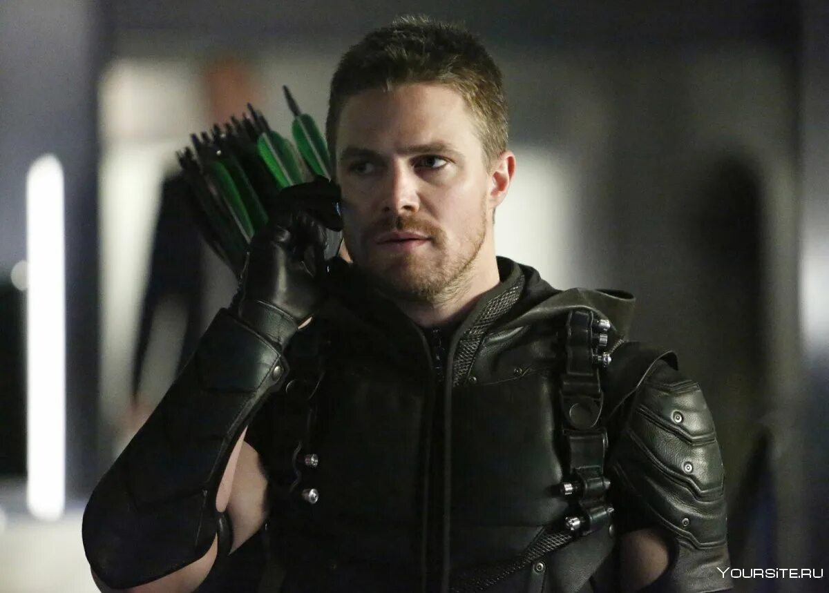 Оливер куин вселенная стрелы. Оливер куин 2020 стрела. Arrow verse. Стивен амелл стрела. Оливер квин стрела.
