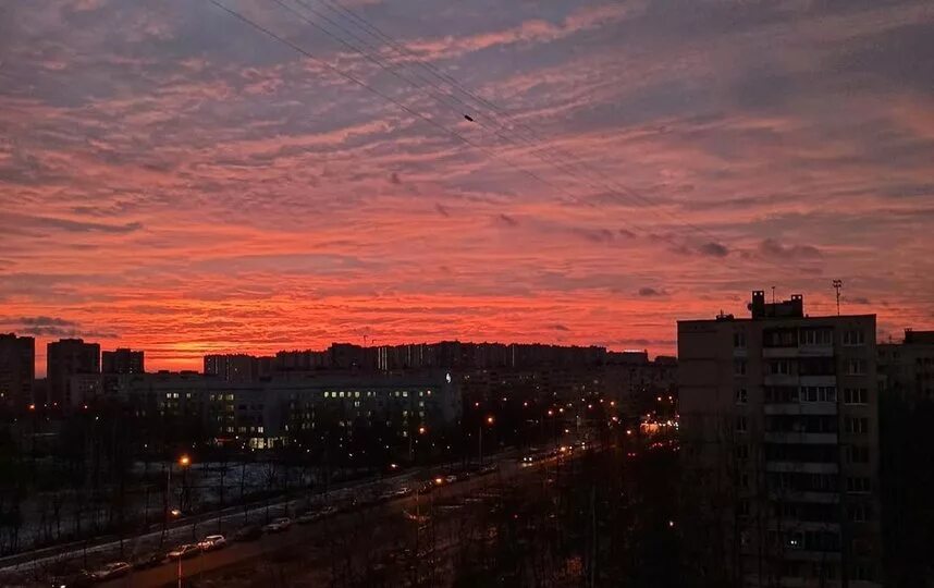 Красное небо над Петербургом. Кровавый закат в городе. Красный рассвет. Панельки закат. Рассвета не замечать