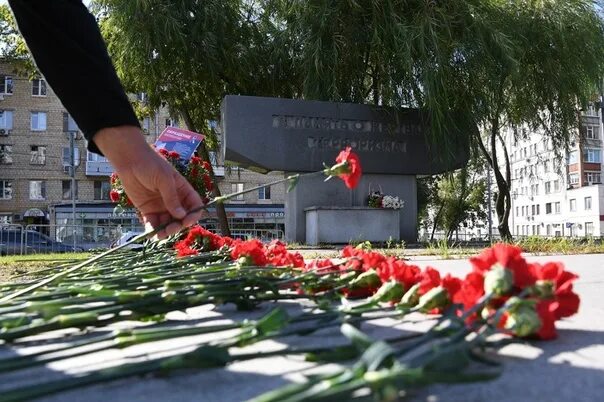 Журавли в память о погибших в теракте. Памятник на Дубровке Норд-ОСТ. Памятник жертвам Норд-оста. Памятник жертвам теракта на Дубровке. Памятник жертва теракта на Дубровке (Норд-ОСТ) В Москве.