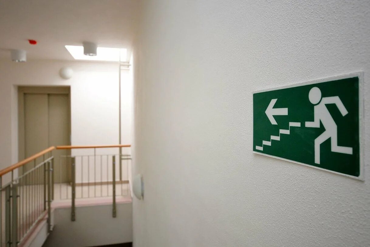 Эвакуационные знаки. Аварийное освещение. Эвакуационный выход в школе. Противопожарные эвакуационные двери. Противопожарные двери в школе.