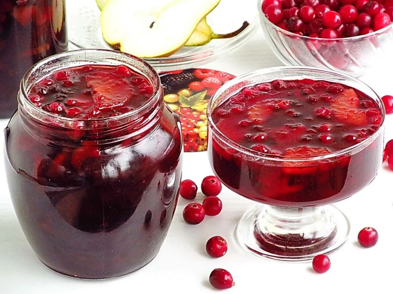 Вкусное варенье из брусники на зиму рецепты. Варенье клюква. варенье из клюквы. варенье из яблок с клюквой. варенье из брусники.