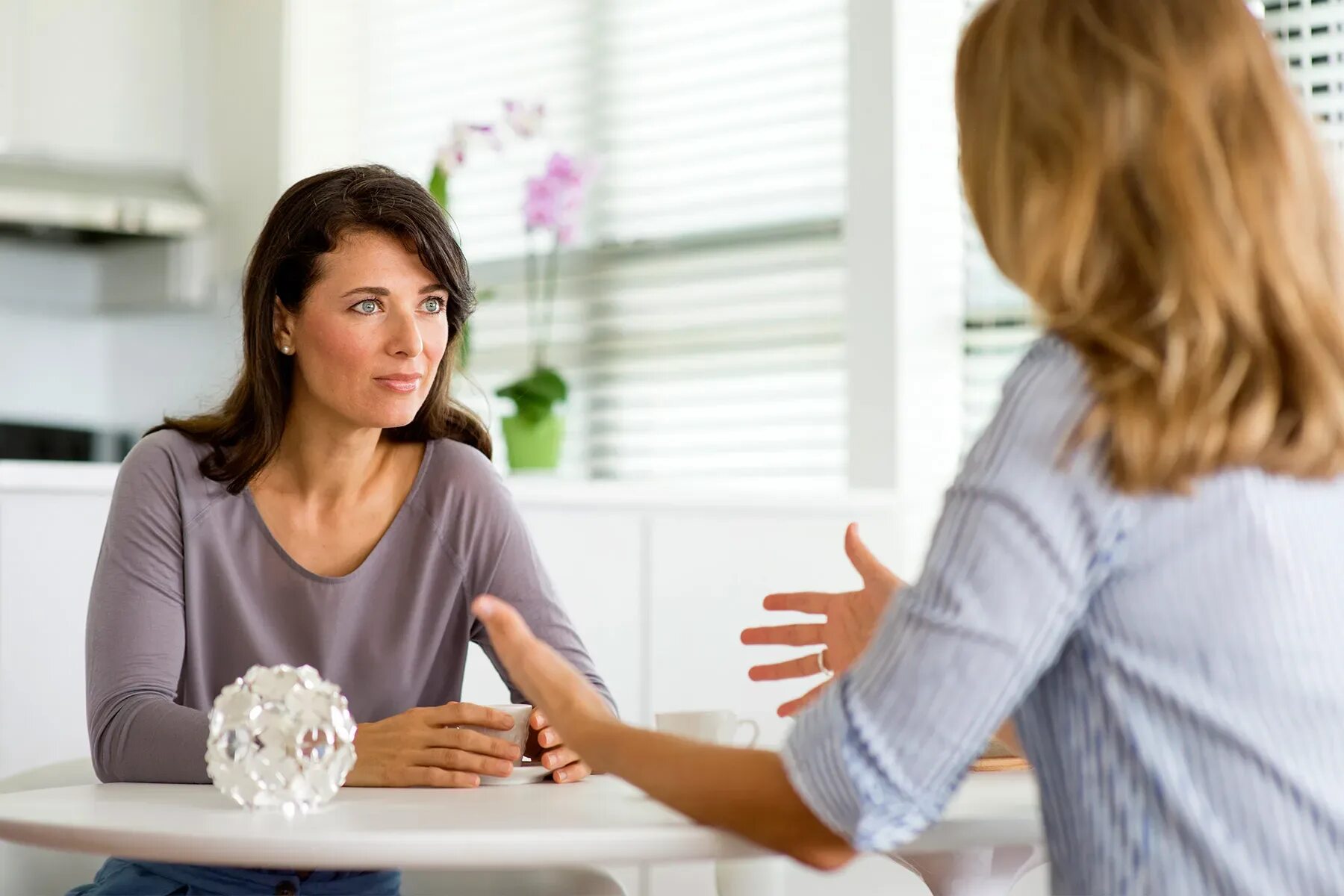 Talk somebody. Серьезная женщина. две женщины упрекают. woman talking. две женщины вражда.