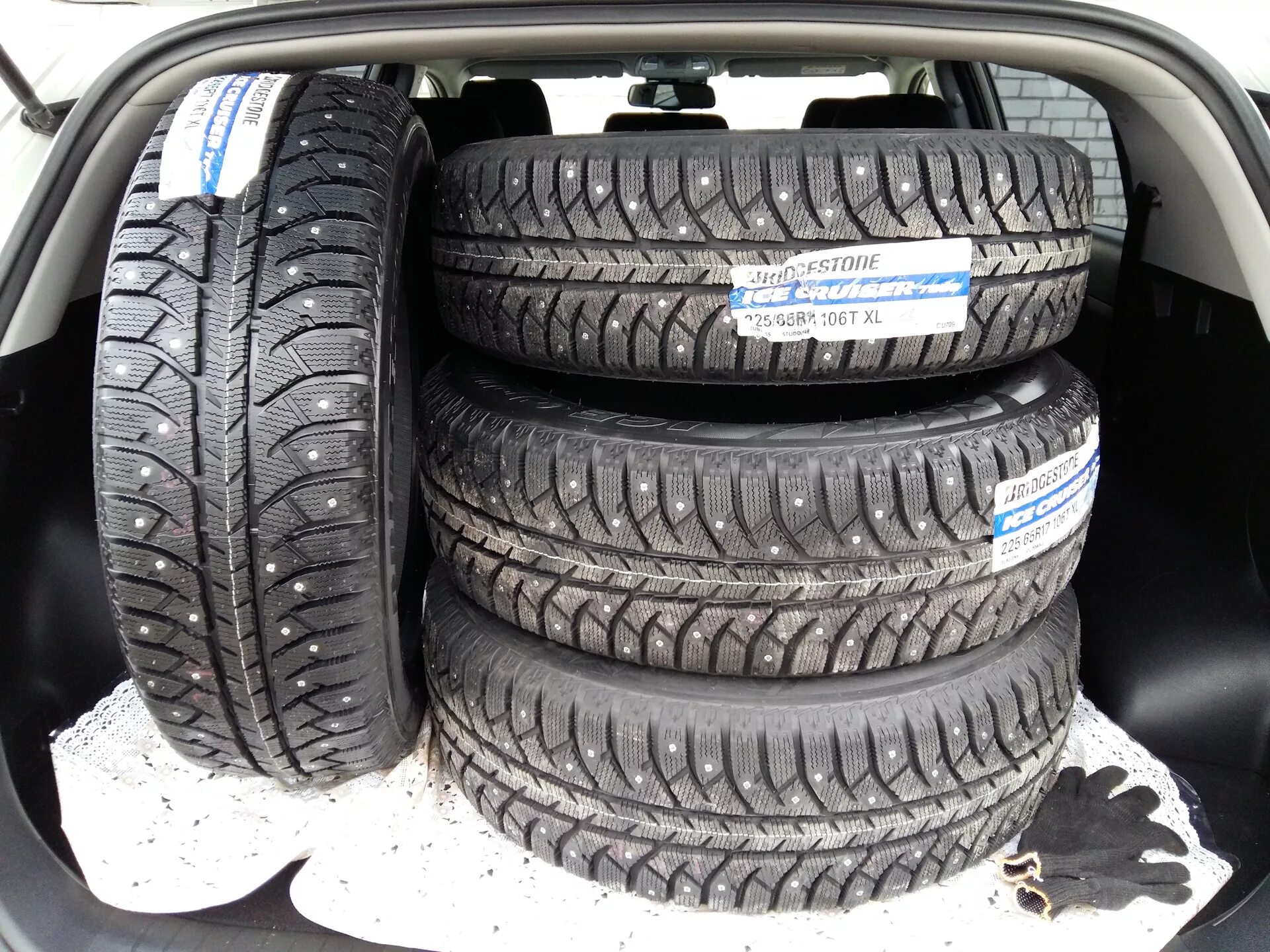 Шины 16 купить красноярск. Bridgestone Ice Cruiser 7000. Bridgestone Ice Cruiser 7000 17 225 50. Бриджстоун Ice Cruiser 7000s 14. Зимняя резина Bridgestone Ice Cruiser 7000.