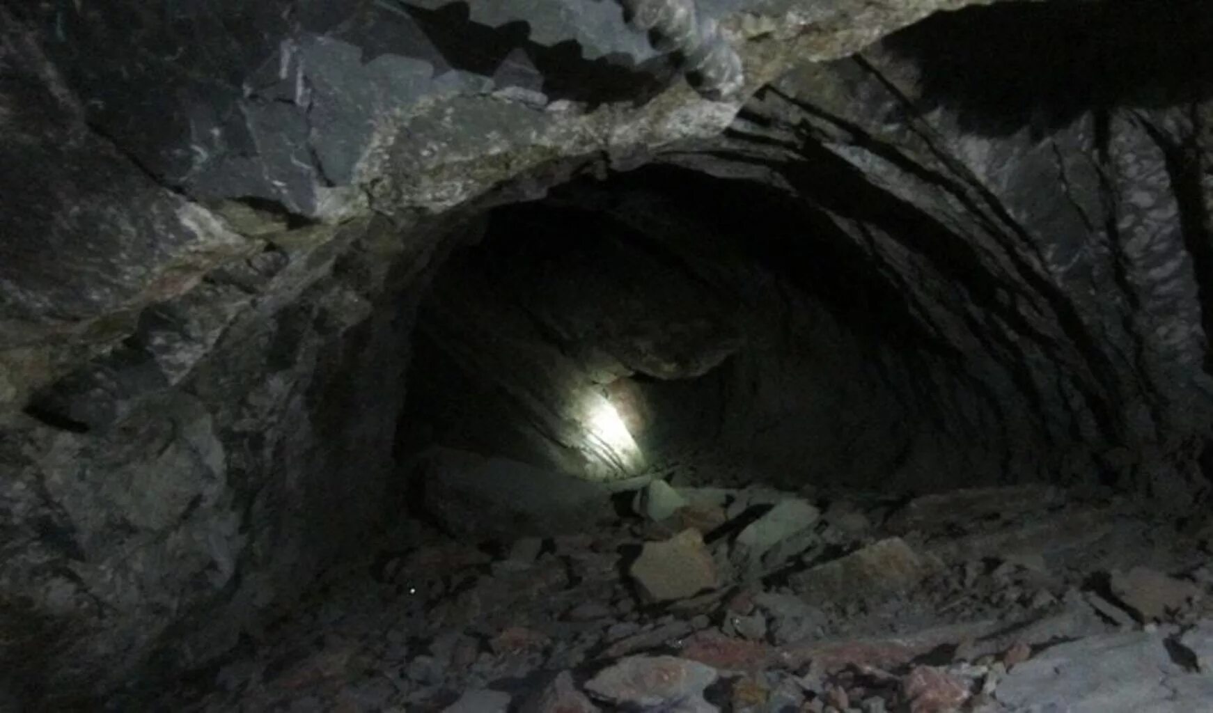 Обрушение в шахте. Шахтерская пещера. Обвал в шахте