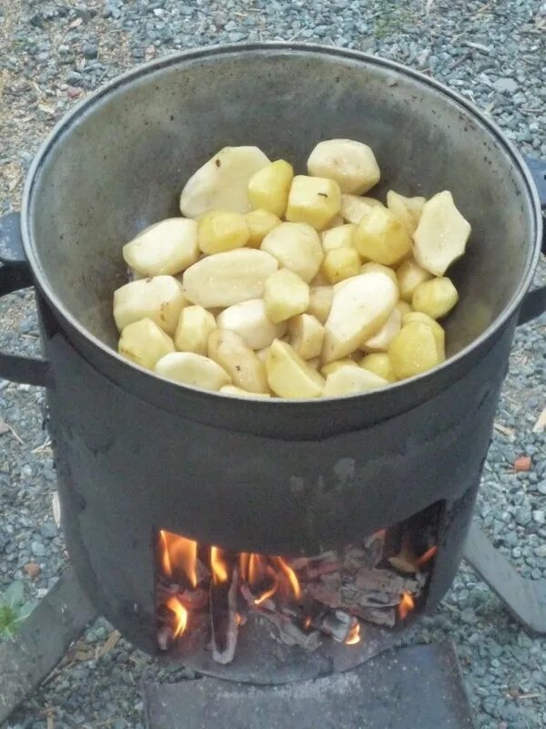 Приготовление картошки в казане. Картошка в казане на костре. Картошка на костре. Жареная картошка в казане. Картошка с мясом в казане на костре.