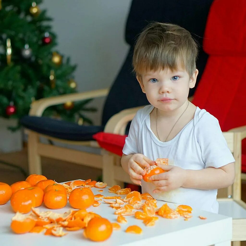 Мандарин ребенку с какого. Апельсин для детей. Мальчик с мандаринами. Малыш с мандаринами. Дети едят мандарины.