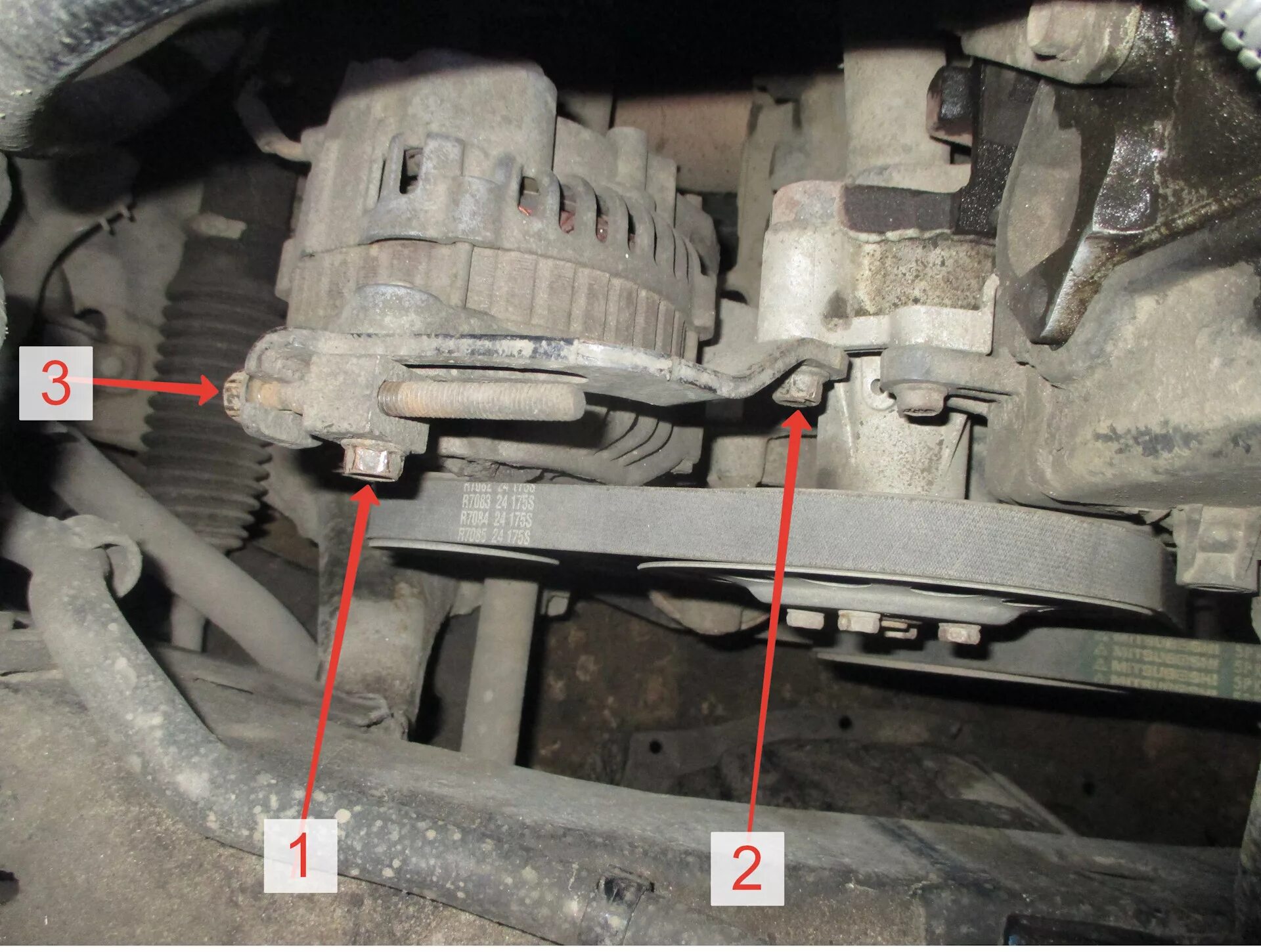 Подтяжка ремня генератора. Болт генератора Lancer 9. Натяжитель генератора Lancer 9. Ремень генератора Лансер 10. Генератор Mitsubishi Lancer 9.