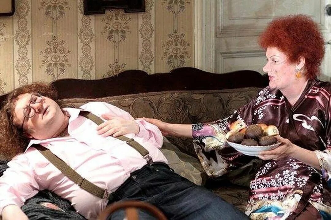 Мужчина живет с мамой. Итальянец с мамой. Взрослый мужчина живет с мамой. Мамин сынок. Мама парня живет с нами.