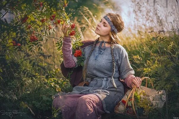 Красивая дивчина в лесу