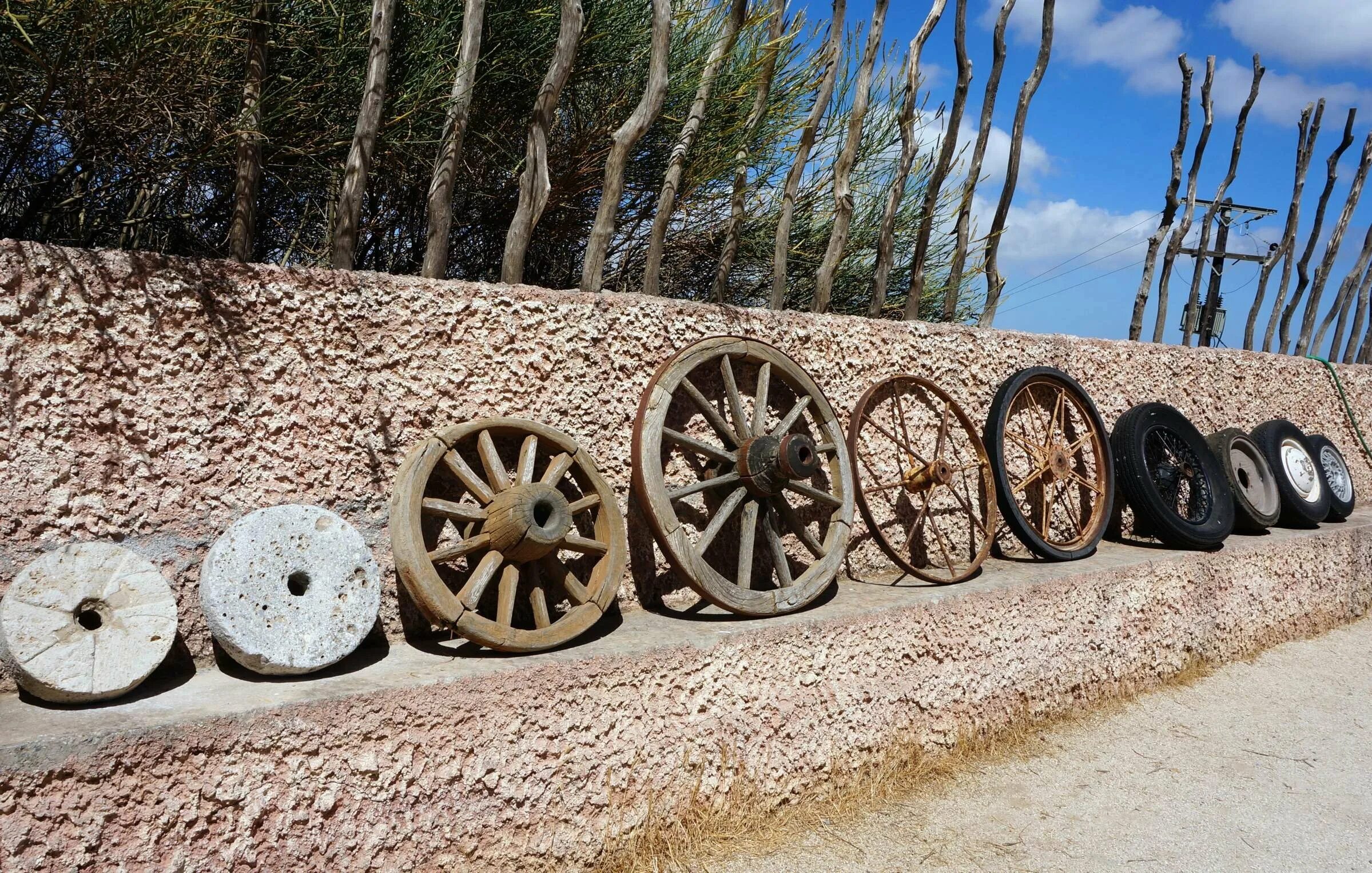 Колеса первых автомобилей. Каменное колесо. Изобретение колеса. Первое колесо. Колесо в древности.
