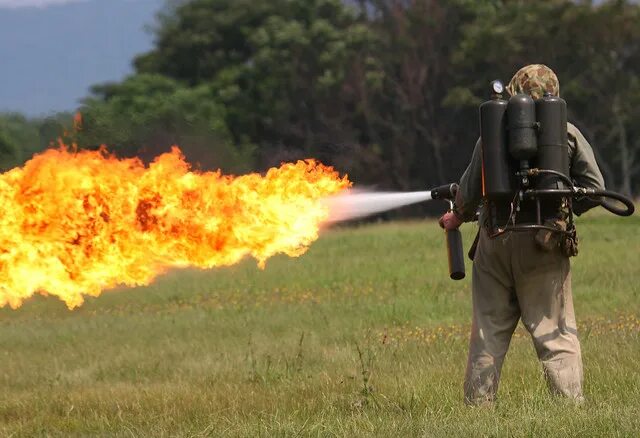 Огнемет м2-2 ранцевый. Зажигательное оружие. Рокс-3 огнемёт. Xl18 flamethrower. Реактивный огнемет шмель.