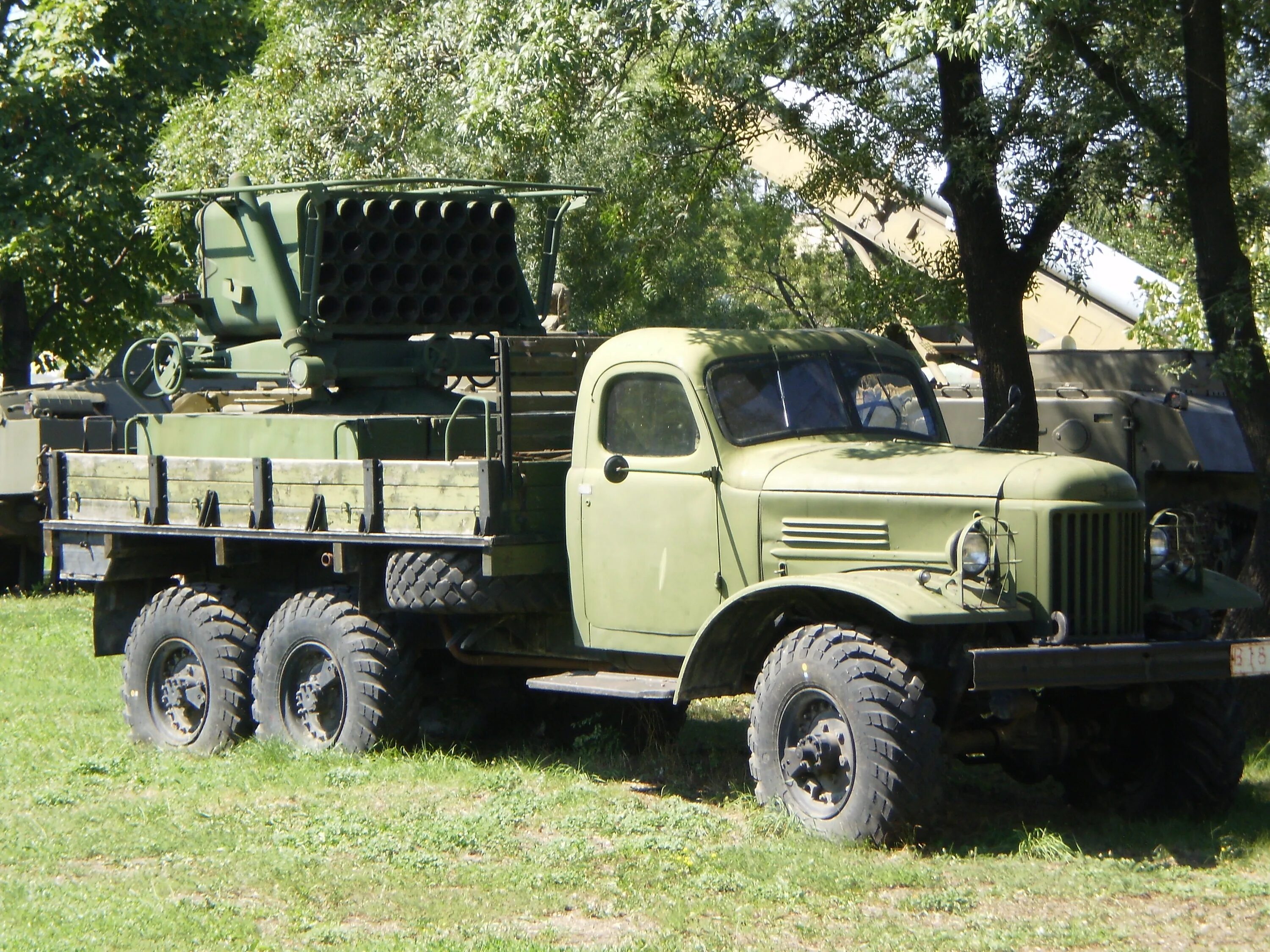 Военный грузовой автомобиль. ЗИЛ 157 колун. ЗИЛ 157 ракетный тягач. ЗИЛ 157 военный. Армейский ЗИЛ 157.