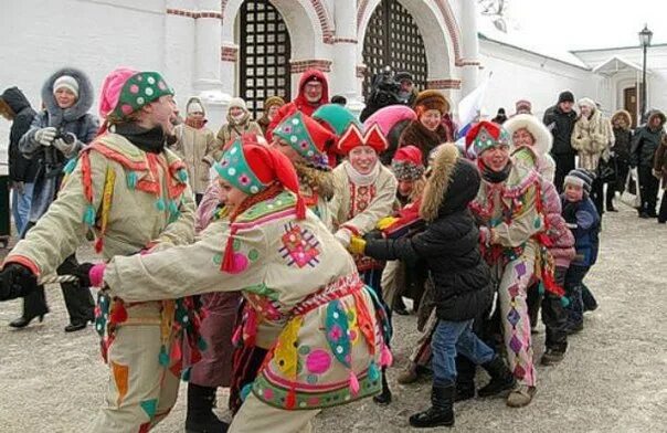 Масленица в усадьбе Коломенское. Перетягивание каната на Масленицу. Перетягивание Канатна Масленица. Игры на Масленицу.