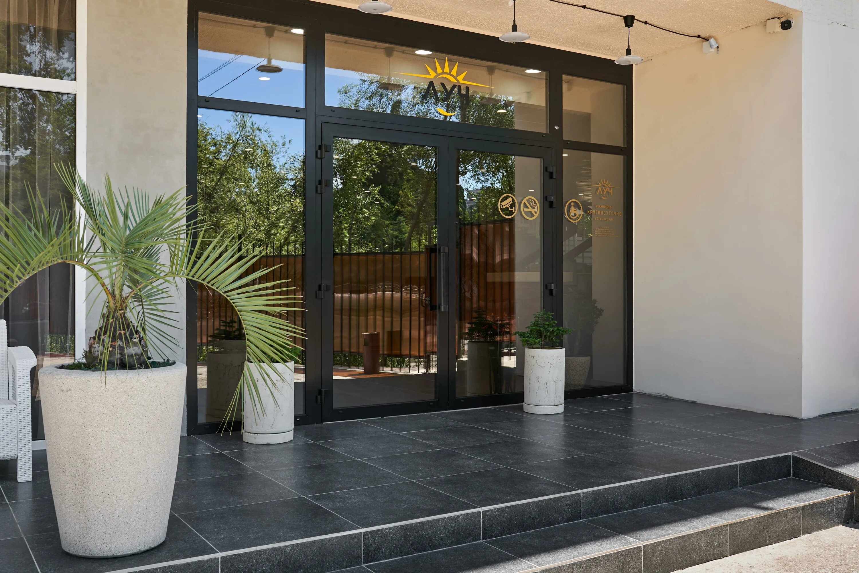 Гостевой дом династия сочи. Павлика морозова адлер. Адлер улица гвардейская. Апарт отель легенда адлер. Старонасыпная 32/3 адлер.