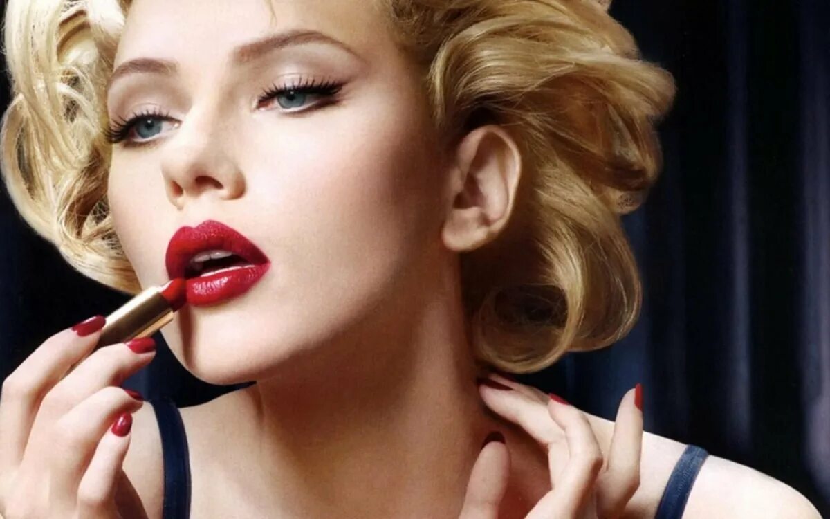 Девушка красит губы. Губы красят помадой. Девушка с помадой. Женщина красит губы. Красная помада.