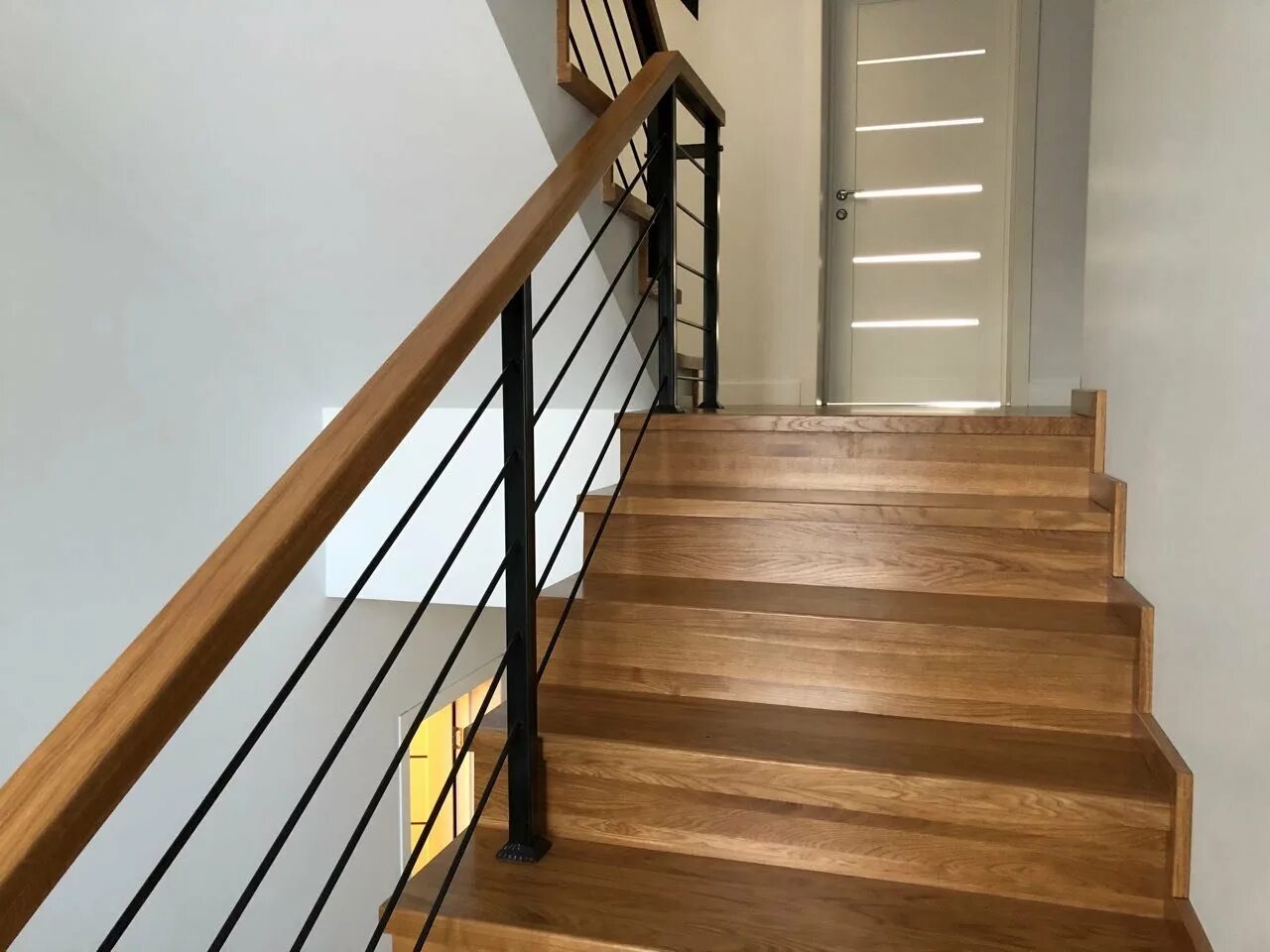 Ступени из лиственницы. Ступени из лиственницы. Деревянная лестница из лиственницы. Лестница в доме из лиственницы. Ступени деревянные лиственница.