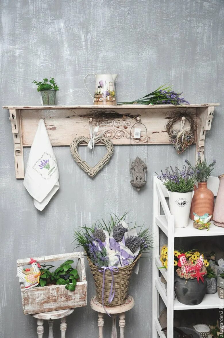Декор в стиле шебби шик. Современная роспись мебели. Декор в стиле прованс. Полка в стиле прованс шебби шик. Полка для кухни прованс шебби шик.