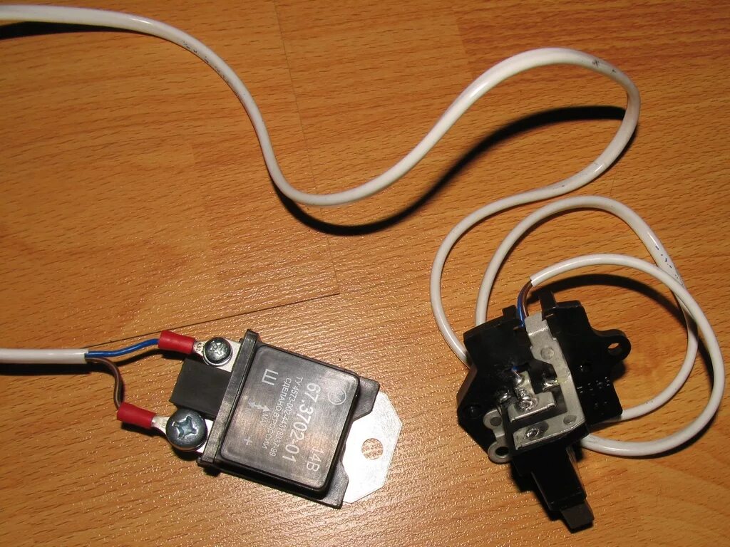 2112 выносной регулятор напряжения. Какое напряжение генератора калина. Какое напряжение генератора калина. Реле генератора 849,3702. Разъем генератора лада калина 1 клемма.