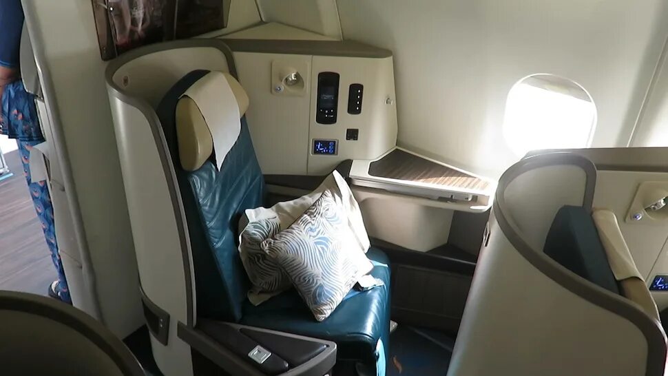 Emirates 777-300er first class. Эмирейтс бизнес класс москва дубай. Аэрофлот мальдивы москва. Бизнес класс дубай эмирейтс. Самолет катар бизнес класс.