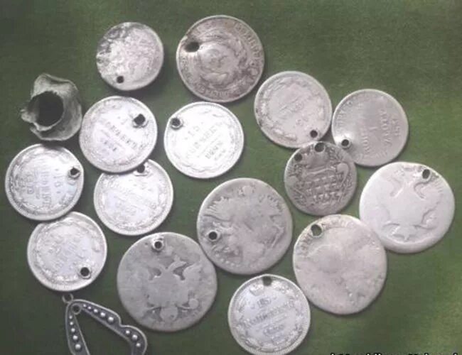 Как отличить серебряную. Дырявая монета серебро. Мельхиор монеты. Дырявая старинная монета серебряная.