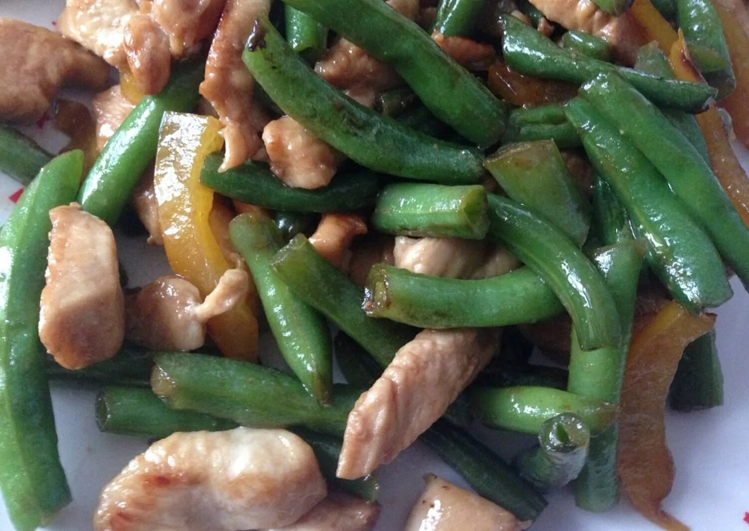 Стручковая фасоль куриное филе. Стручковая фасоль с курицей. курица со стручковой фасолью. салат со стручковой фасолью. салат из стручковой фасоли с курицей.