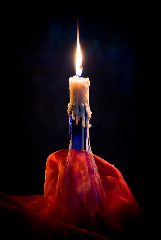 Свеча горела на столе. Горящая свеча. Горящие свечи. В пламени свечи.