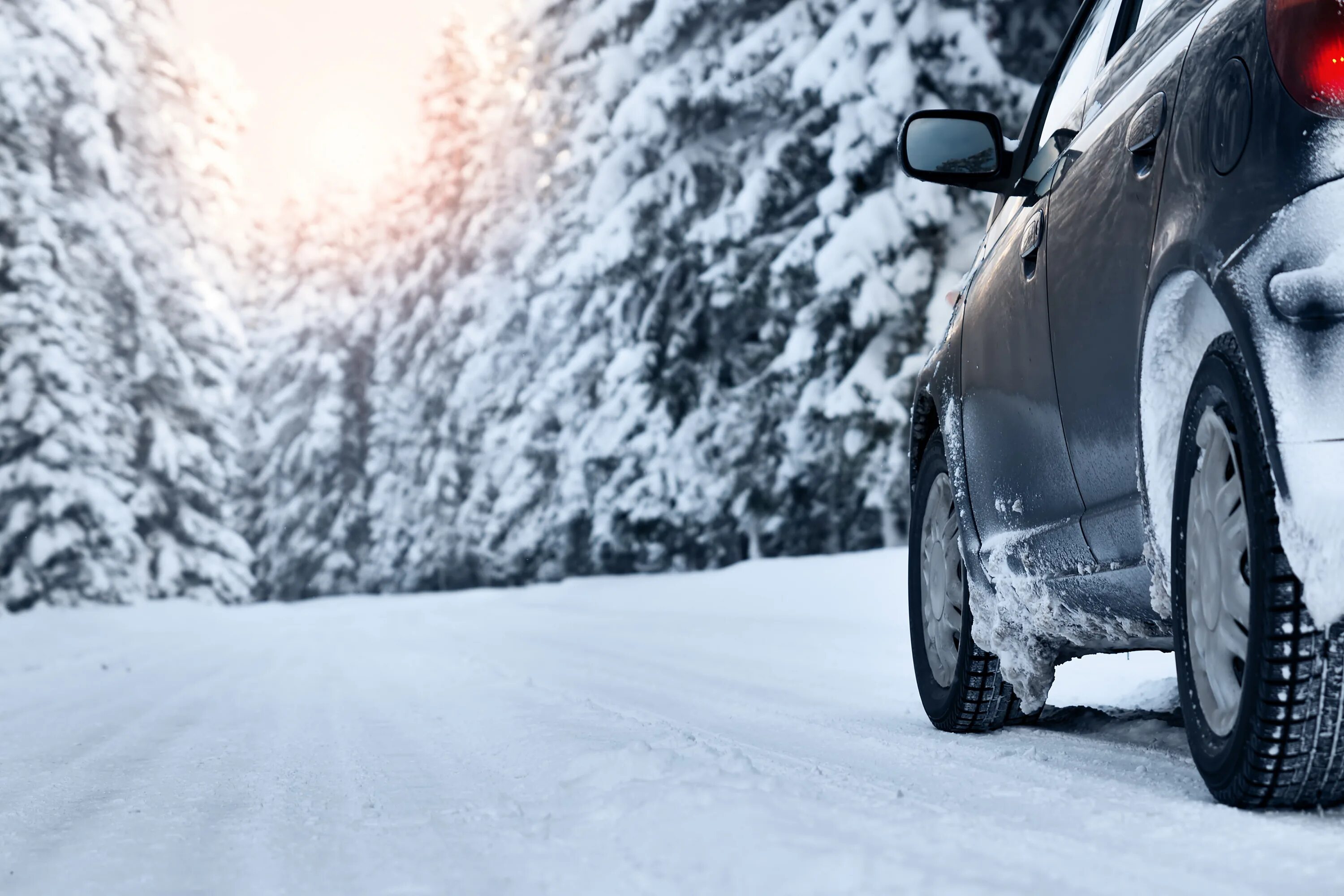 Машина зима. Машина зимой. Машина в снегу. Зима дорога машина.