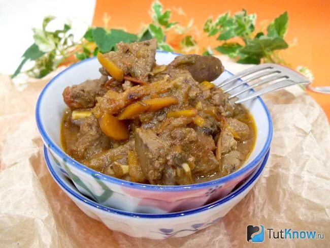 Печень тушеная в томатном соусе. Гуляш из печени. Печеночный гуляш. Гуляш из печени свиной. Куриная печенка с подливкой.