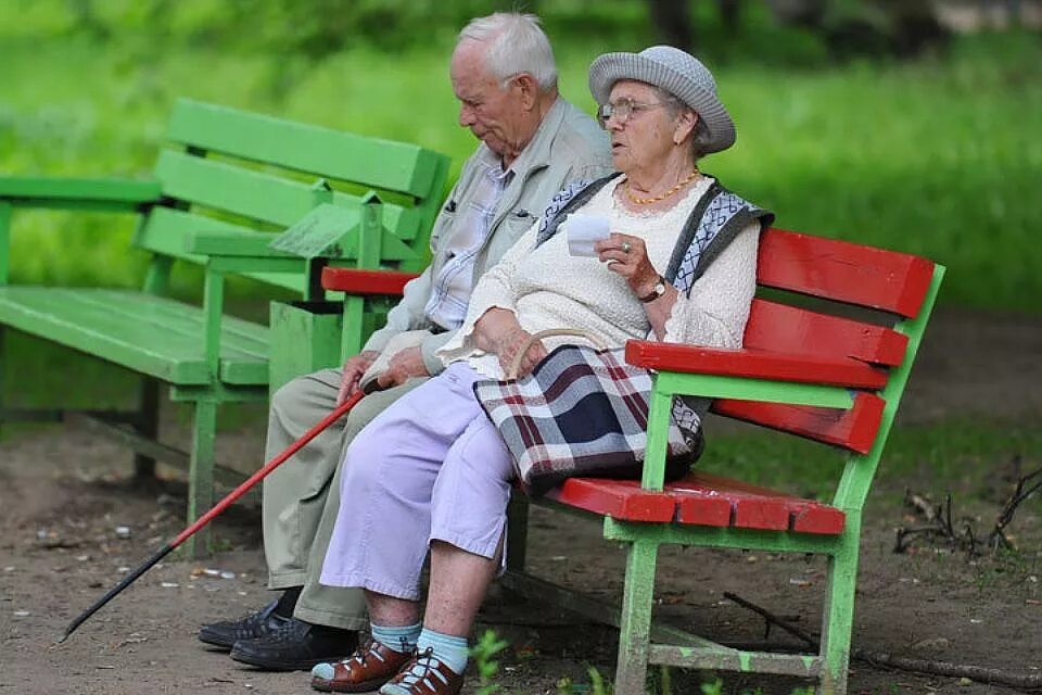 Подмосковная пенсия. Пожилые люди. Старики на пенсии. Пожилые люди в России. Дедушка на пенсии.