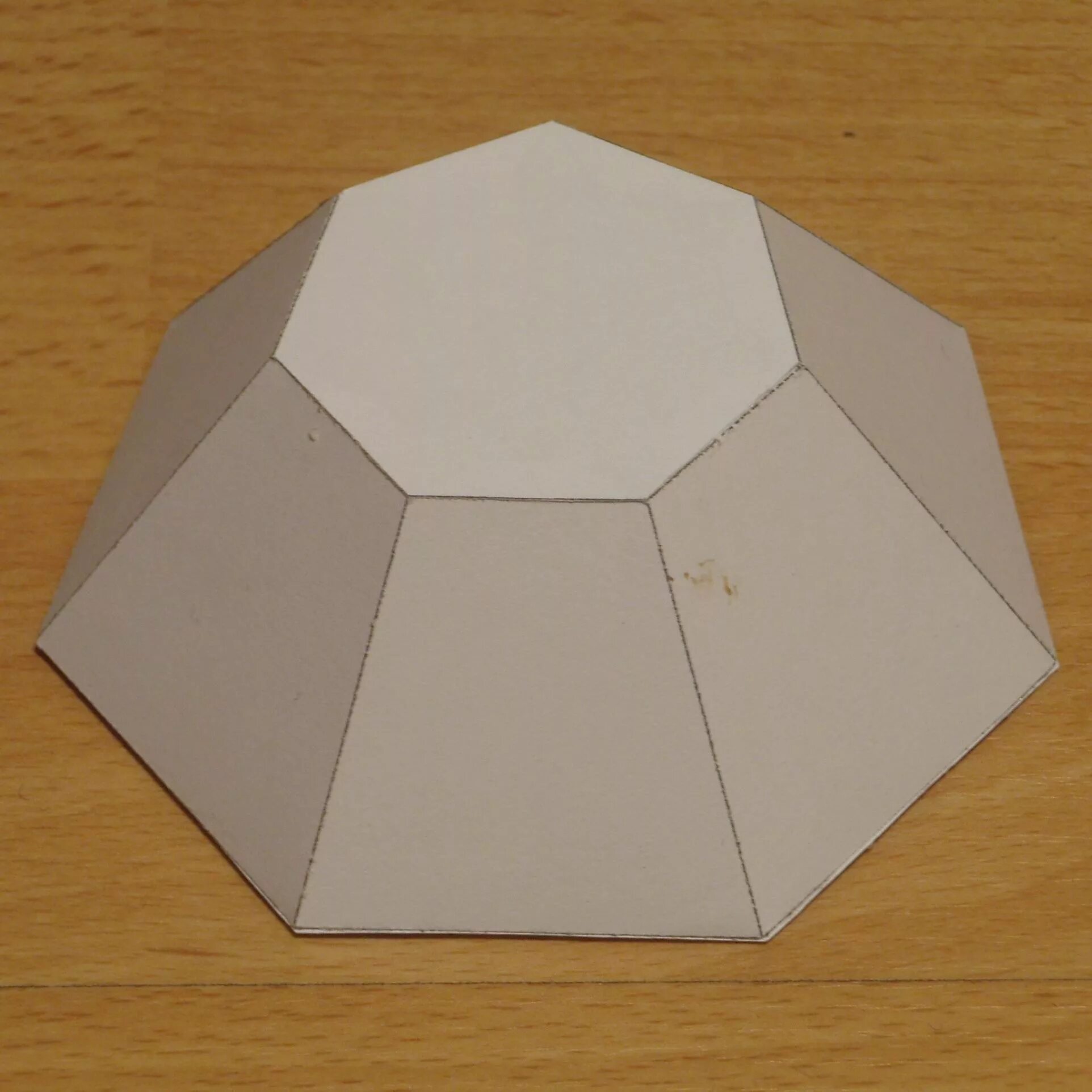 Шестиугольник из бумаги. Усеченная шестигранная Призма. Усечённая пирамида развёртка. Усеченная шестигранная пирамида. Чётырёхгранная пирамида и шестигранная Призма.