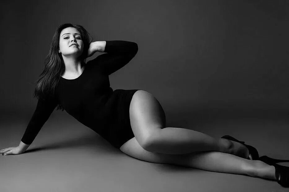 Кумбхакасана виньяса. Кэтрин тимохина ноги. Красивые девушки в джинсах и майке. Женщины в позах картинки. Красивая девушка йога.