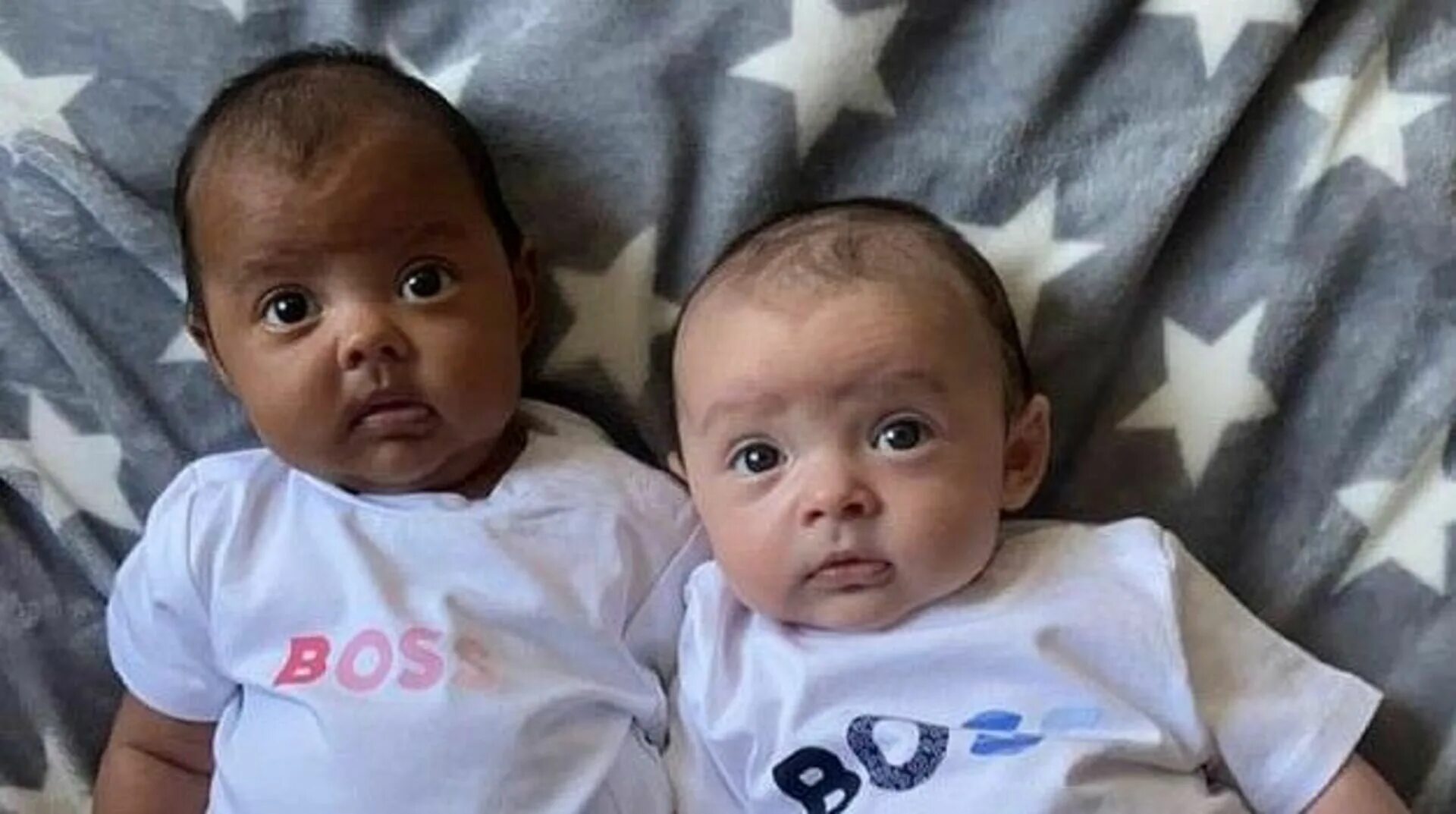 Родился в англии. Двойняшки с разным цветом кожи. Дети двойняшки. Двойняшки и близняшки. Близнецы с разным цветом кожи.