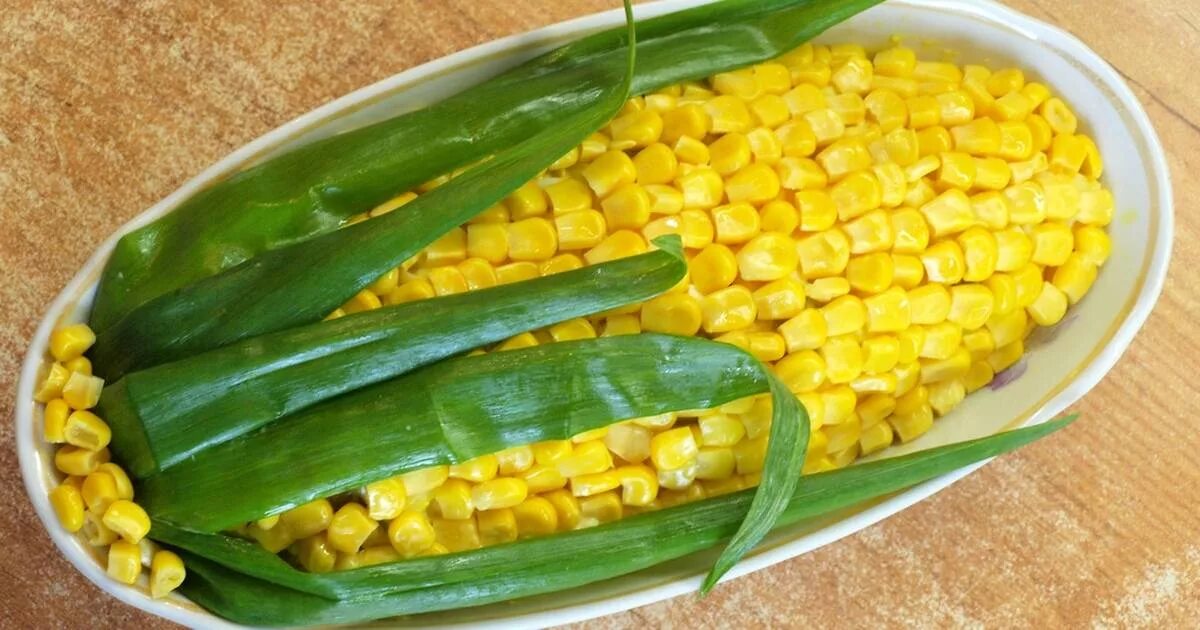 Кукуруза консервированная рецепты с фото. Салат с кукурузой. Салат с кукурузными початками. Украшение салата кукурузой. Салат в виде кукурузы.