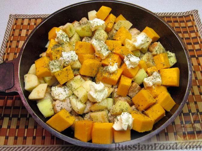 Тыква с куриным филе. Тыква с мясом в духовке кусочками.
