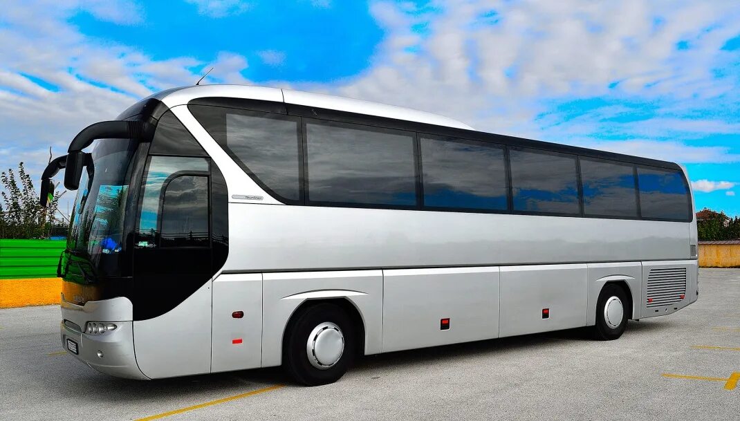 Dar pentru moldova. Туристический автобус. Туристический. Комфортабельный автобус. Большой туристический автобус.